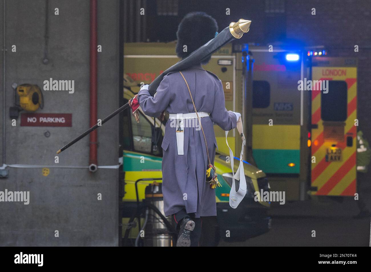 London, Großbritannien. 10. Februar 2023. Das Leben geht in Wellington Baracke weiter, während Wachwechsel weitergeht, während Krankenwagen sich auf Notrufe vorbereiten und dann gehen - angestellt von einem Mitglied des Militärs und des Ambulanzdienstes. Das Ergebnis des jüngsten Unison-Streiks um die Bezahlung angesichts der Krise der Lebenshaltungskosten. Kredit: Guy Bell/Alamy Live News Stockfoto