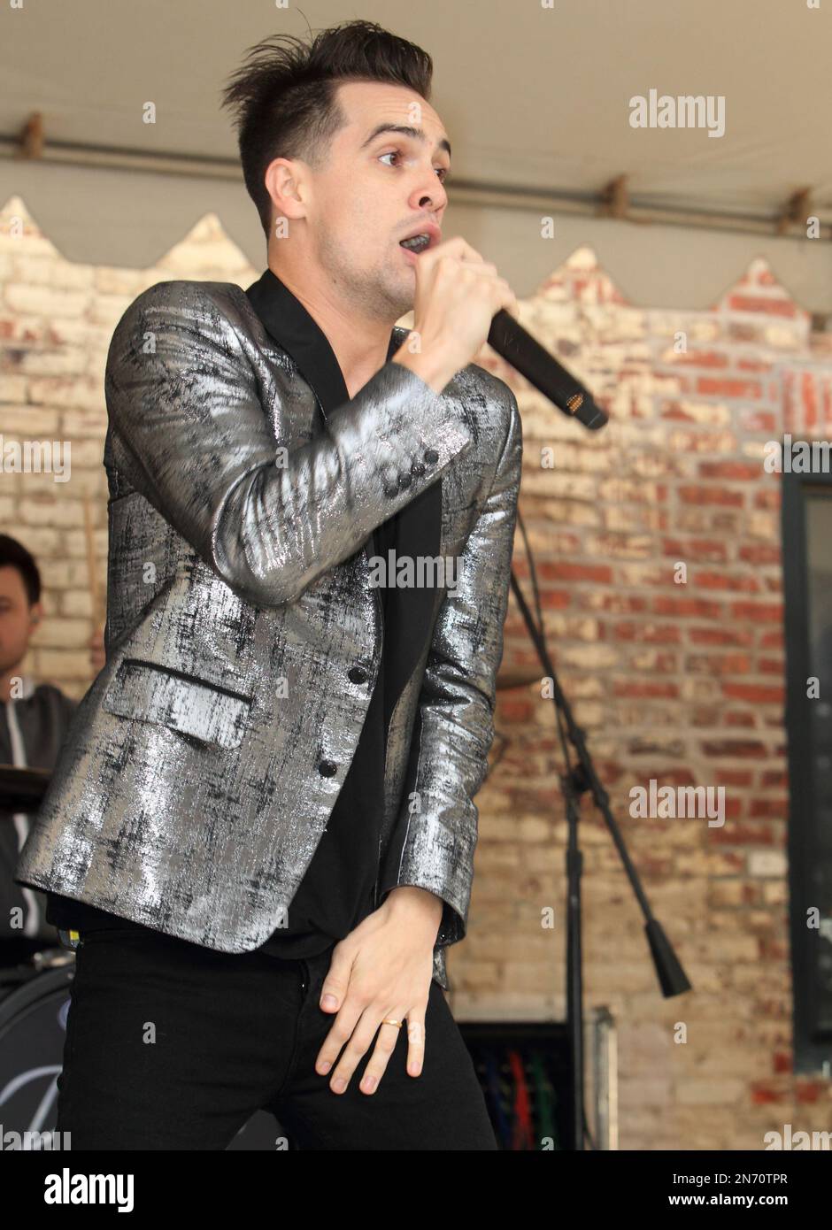 Brendon Urie of the rock band Panic! at the Disco performs at the Radio  104.5 Summer Block Party on Saturday, August 3, 2013, in Philadelphia.  (Photo by Owen Sweeney/Invision/AP Stockfotografie - Alamy