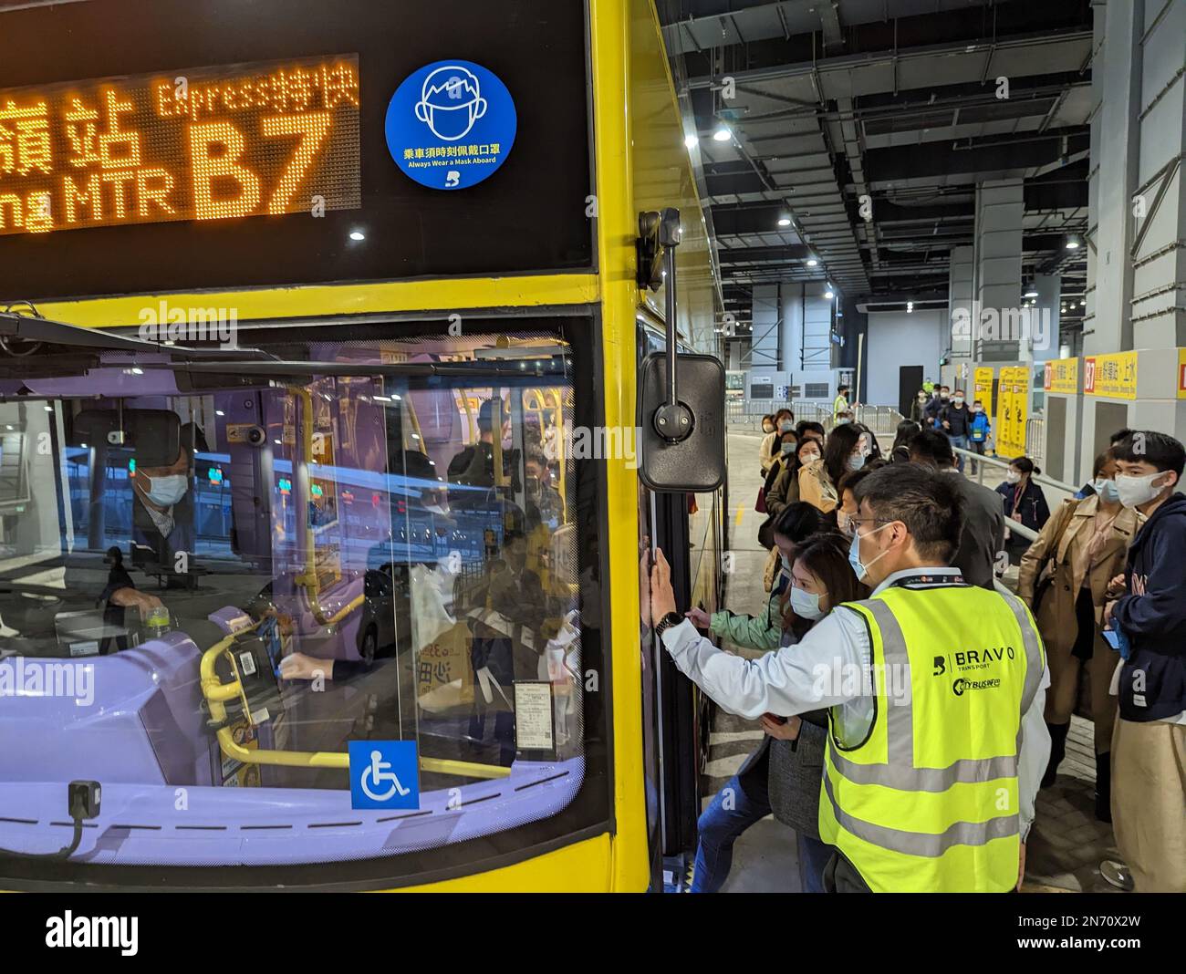 Passagier, der den ersten Bus verlässt, der den Checkpoint Heung Yuen Wai verlässt, an dem viele Studenten aus der Grenzregion teilnahmen. 06FEB23 SCMP/Kahon Chan Stockfoto