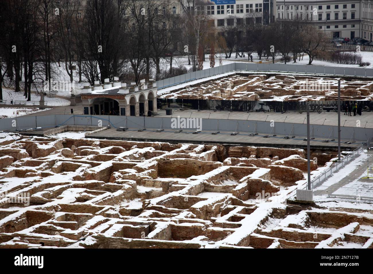 Schneebedeckte Ruinen des Sachsenpalastes, Piłsudski-Platz, Warschau Polen Stockfoto