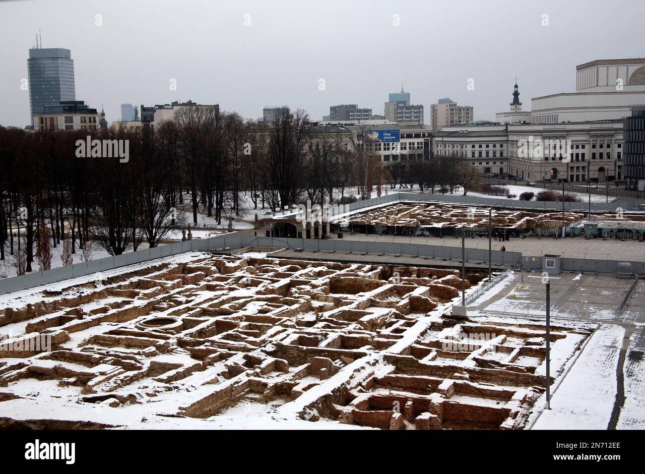 Schneebedeckte Ruinen des Sachsenpalastes, Piłsudski-Platz, Warschau Polen Stockfoto