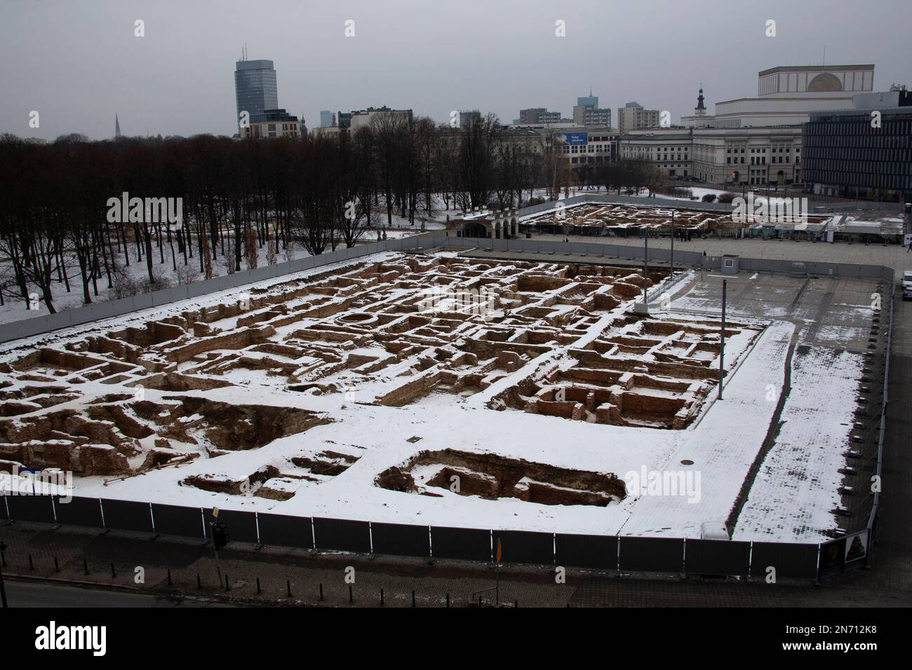 Schneebedeckte Ruinen des Sachsenpalastes, Piłsudski-Platz, Warschau Polen Stockfoto