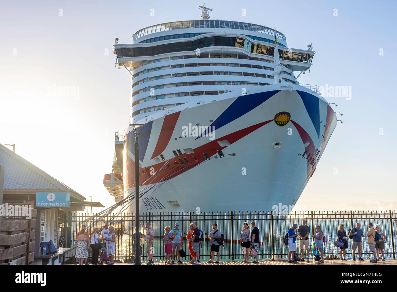 P&O Kreuzfahrtschiff Arvia vor Anker in Road Town, Tortola mit Reihen von Ausflugsreisenden, Britische Jungferninseln (BVI), kleine Antillen, Karibik Stockfoto