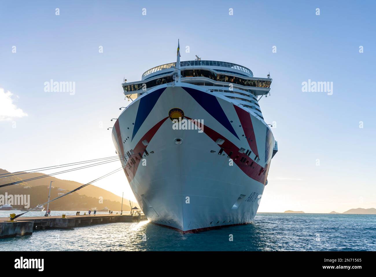P&O Kreuzfahrtschiff Arvia, angelegt in Road Town, bei Sonnenaufgang, Tortola mit einer Reihe von Ausflugsreisenden, die Britischen Jungferninseln (BVI), Karibik Stockfoto