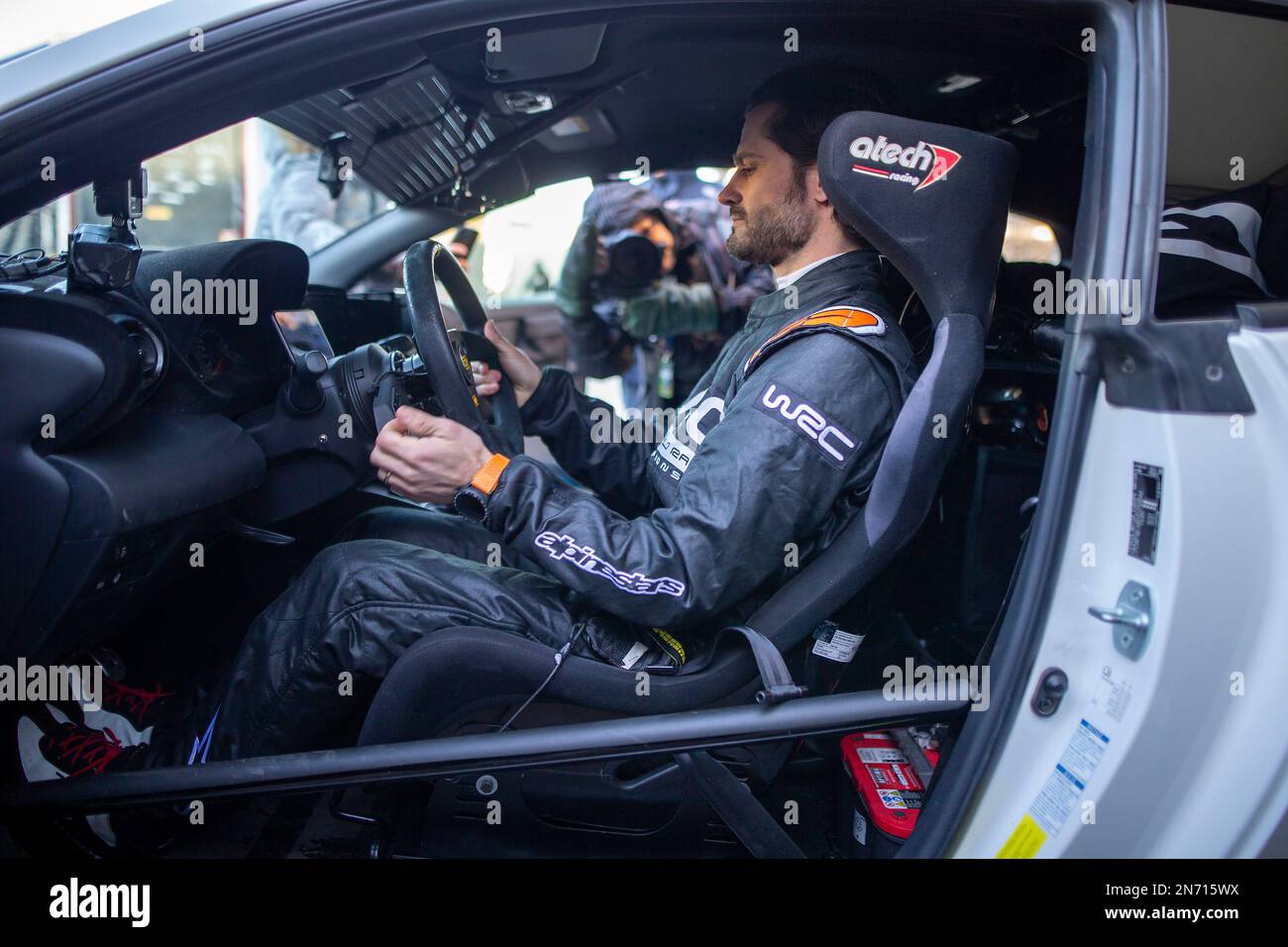 Prinz Carl Philip von Schweden fährt einen Toyota Yaris auf der Red Barn Arena mit Beifahrer und ehemaliger Rallyefahrer Petter Solberg, während eines Besuchs des Servs Stockfoto