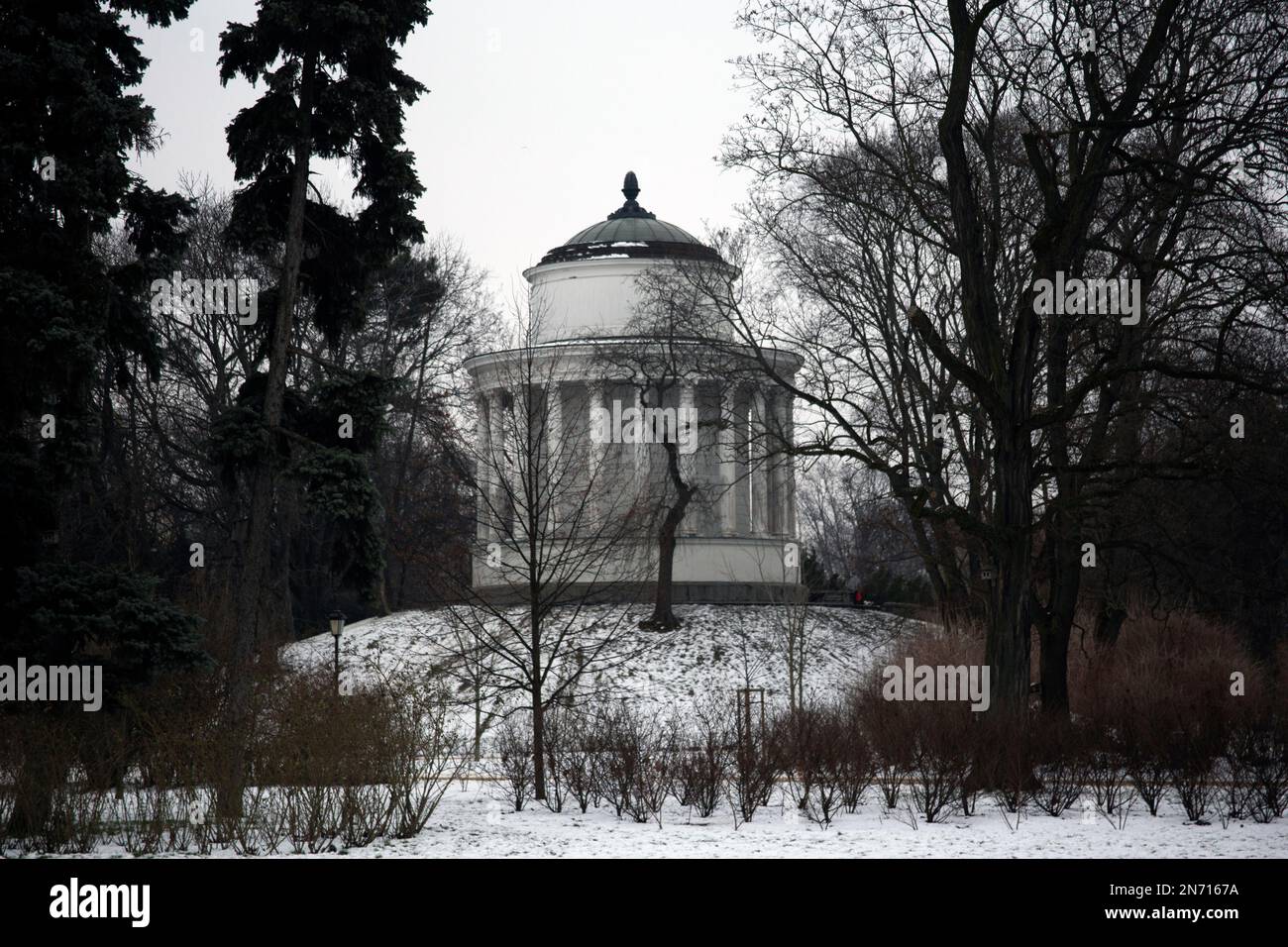 Der Wasserturm im sächsischen Garten - Ogród Saski - ein öffentlicher Garten im Zentrum Warschaus an einem verschneiten Tag in Polen, Stockfoto