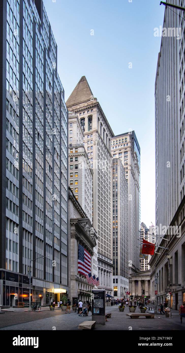 New York City, USA. Blicken Sie durch die Broad Street in Richtung Wall Street zum New Yorker Börsengebäude der New Yorker Börse. Stockfoto