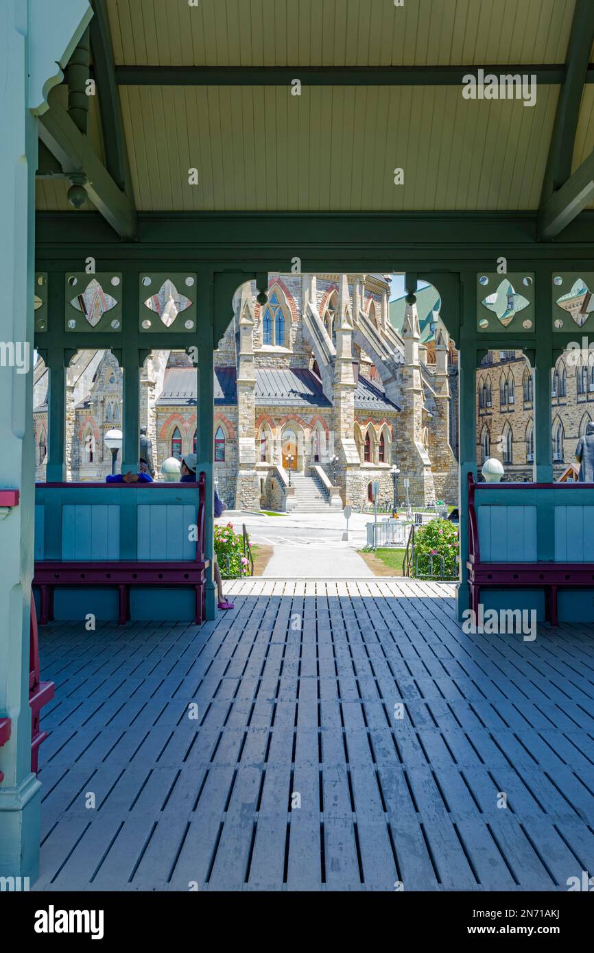 Von einem nahegelegenen Pavillon aus ist die Parlamentsbibliothek an den Parlamentsgebäuden in Ottawa zu sehen, dem Sitz der Bundesregierung in Kanada. Stockfoto