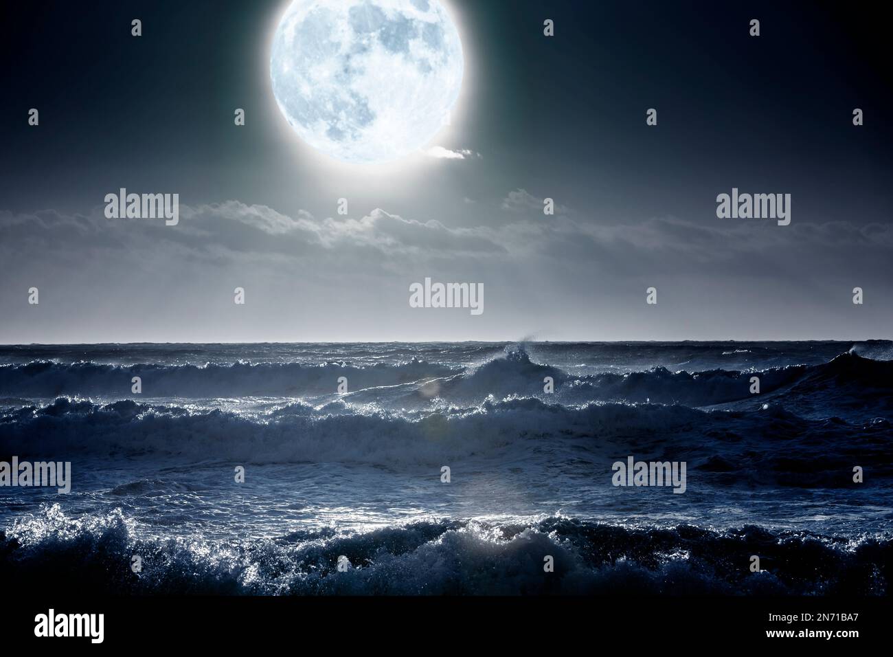 Mondschein über dem Meer mit Surfwellen Stockfoto