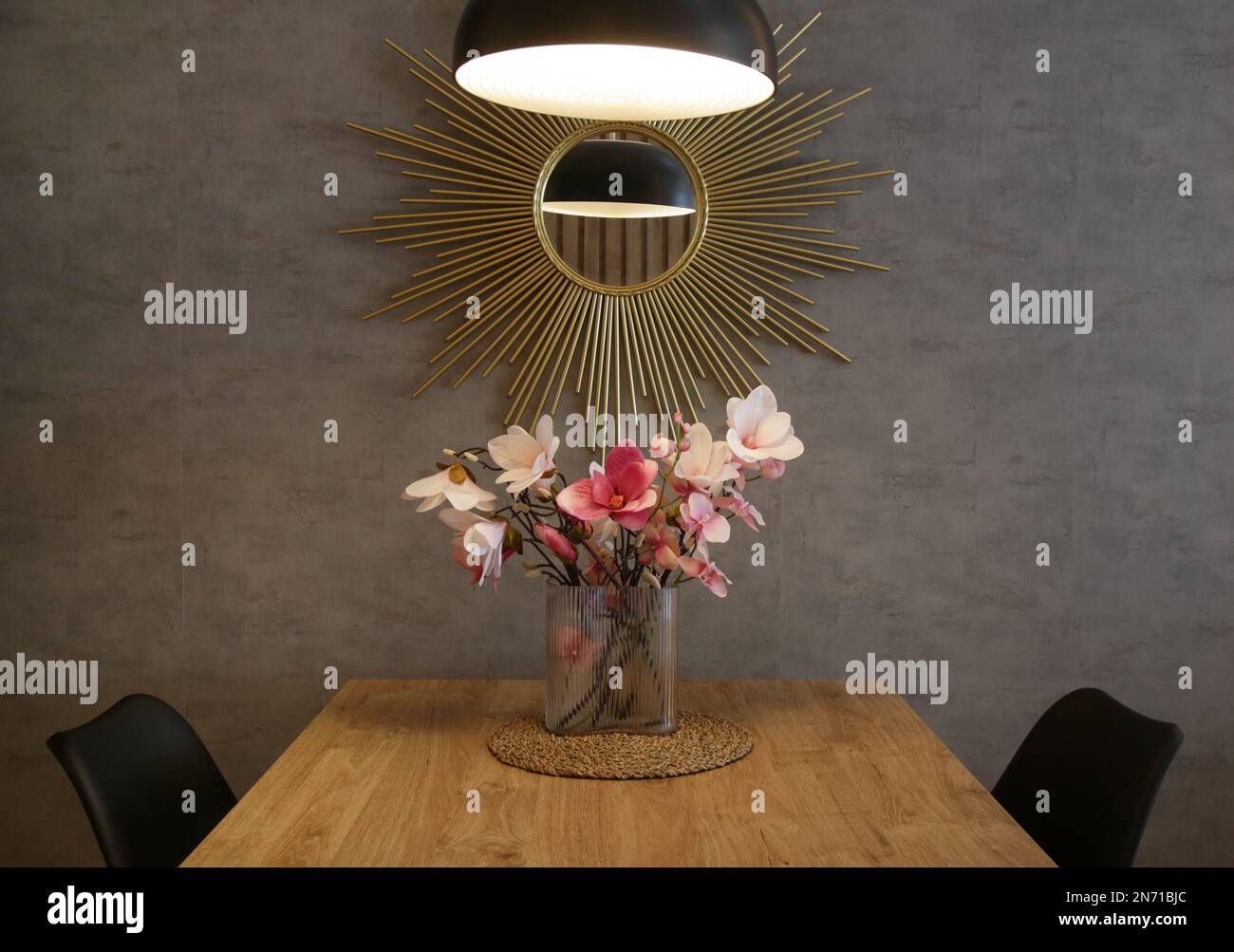 Esstisch in der Küche mit pinkfarbenem Blumenstrauß in der Vase Esstisch in der Küche mit pinkfarbenem Blumenstrauß in der Vase Stockfoto