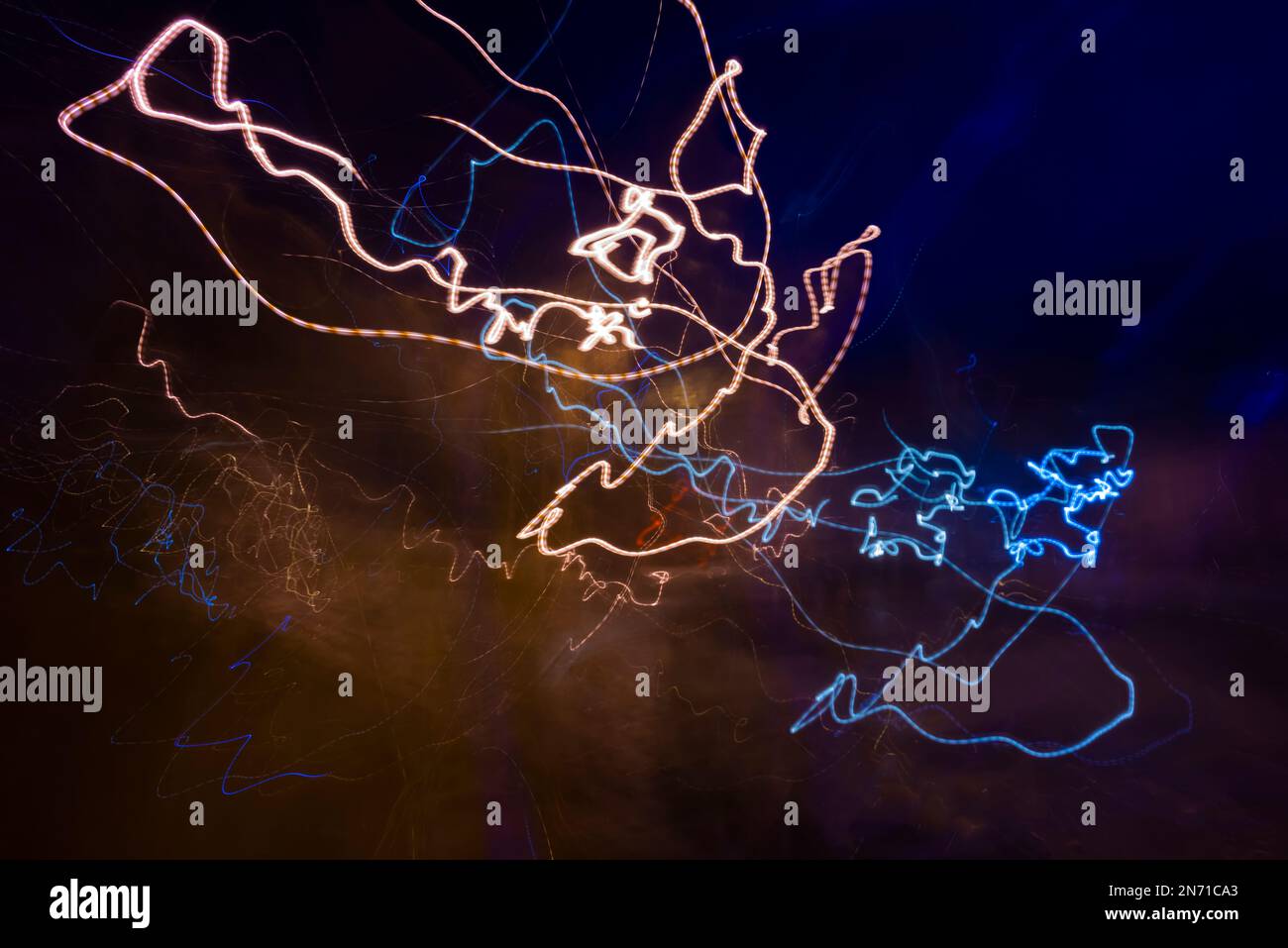 Abstrakte Lichtspuren in der Stadt bei Nacht Stockfoto