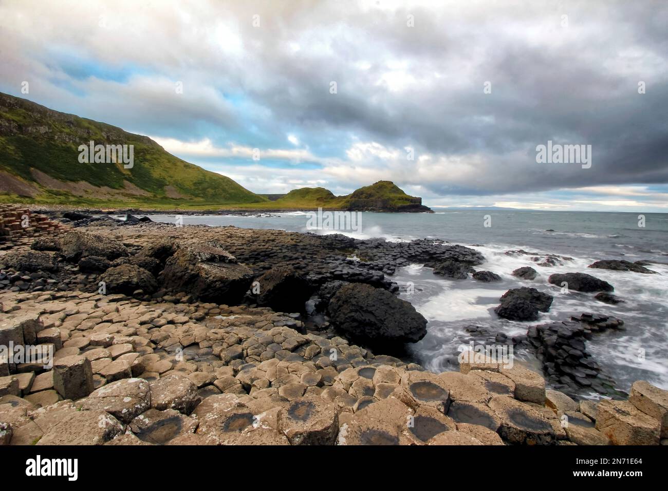 Der Giant's Causeway in Nordirland (County Antrim) ist eines der berühmtesten Wahrzeichen Irlands und UNESCO-Weltkulturerbe Stockfoto