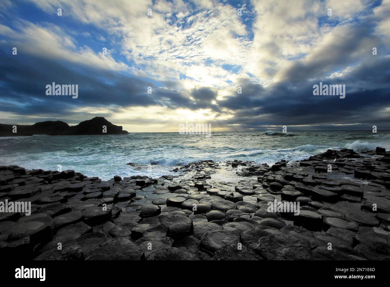 Der Giant's Causeway in Nordirland (County Antrim) ist eines der berühmtesten Wahrzeichen Irlands und UNESCO-Weltkulturerbe Stockfoto