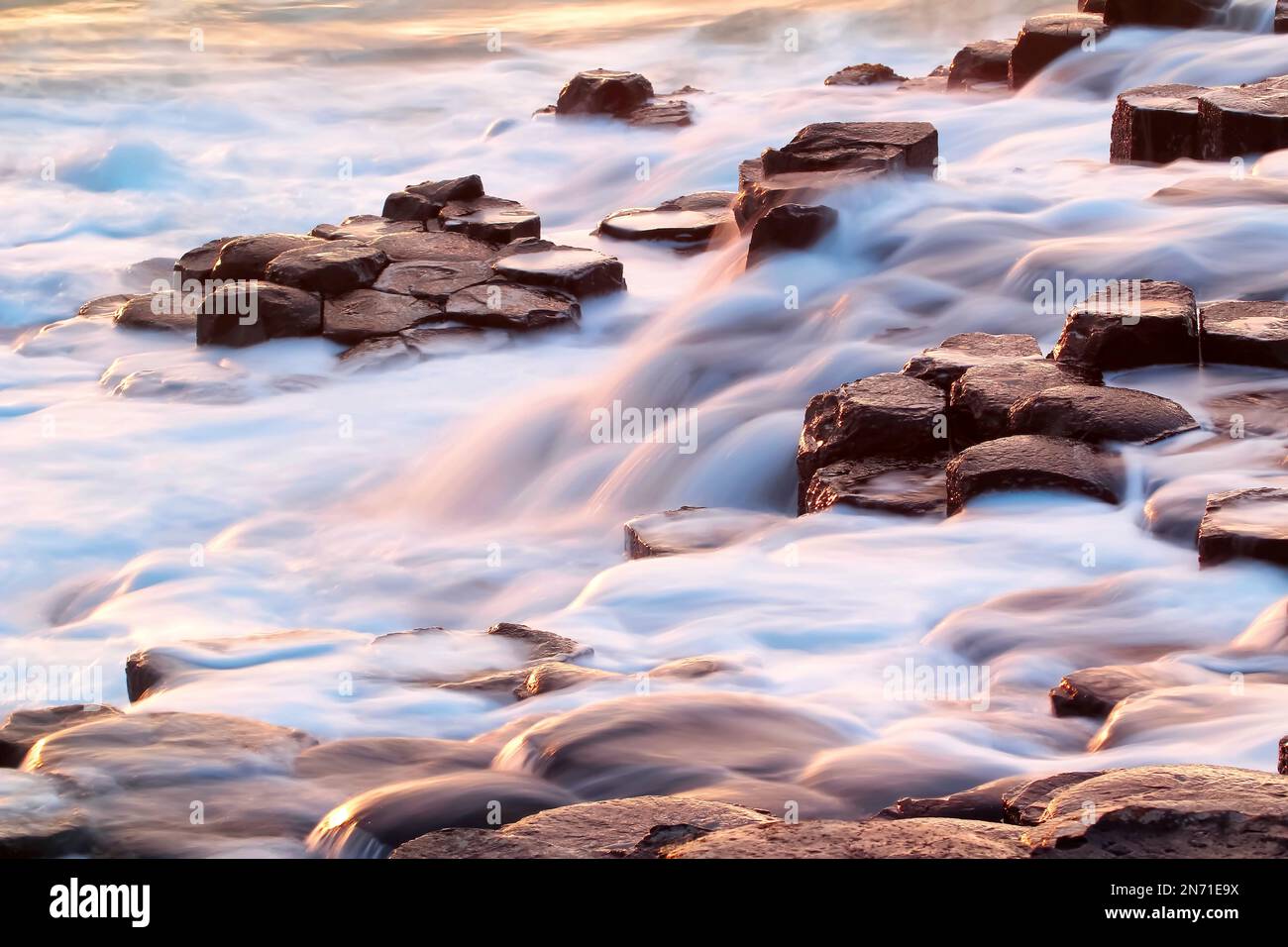 Der Giant's Causeway in Nordirland (County Antrim) ist eines der berühmtesten Wahrzeichen Irlands und UNESCO-Weltkulturerbe Stockfoto