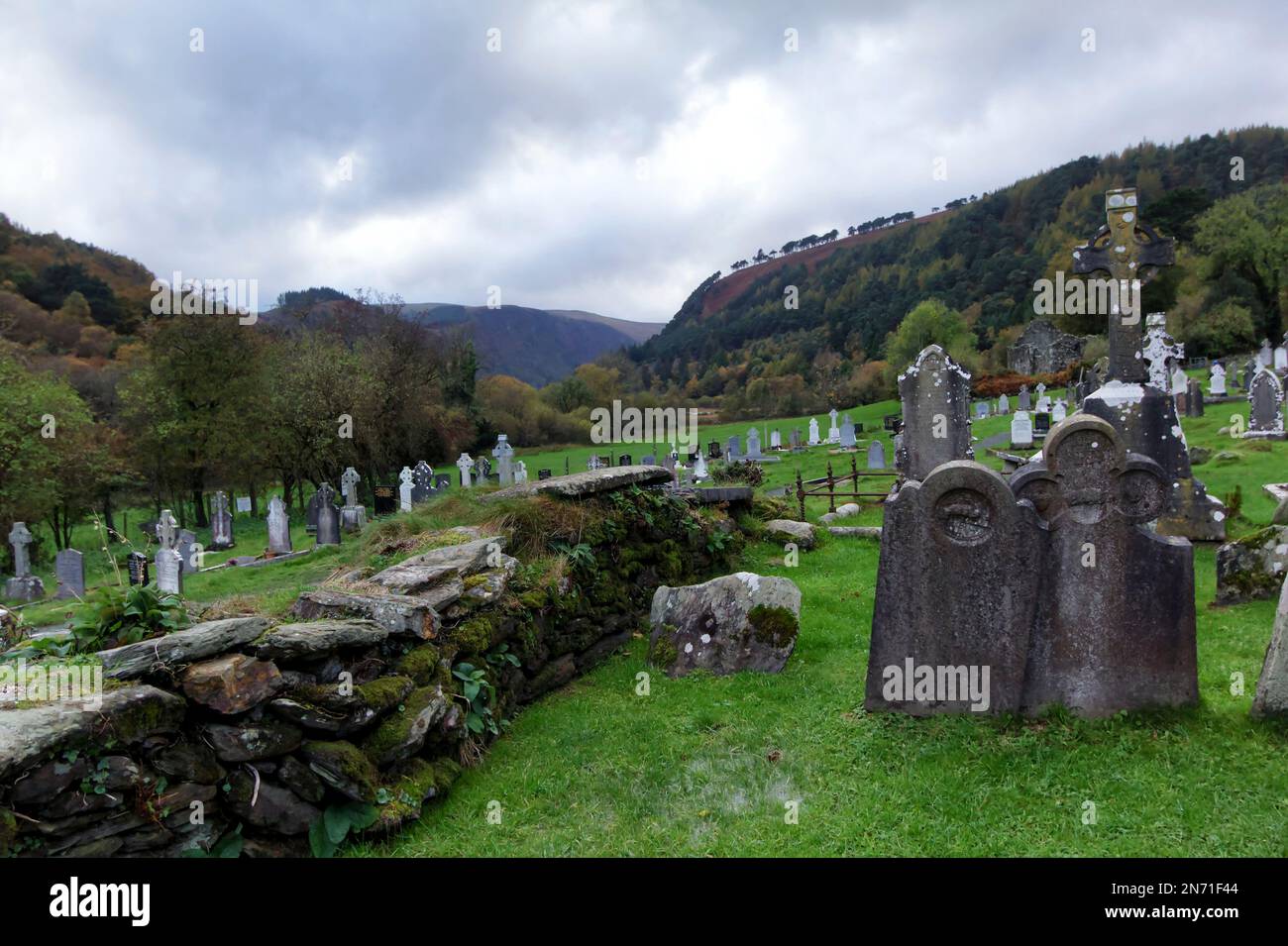 Mittelalterlicher Friedhof des Glendalough-Klosters im Wicklow-Gebirge in Irland Stockfoto