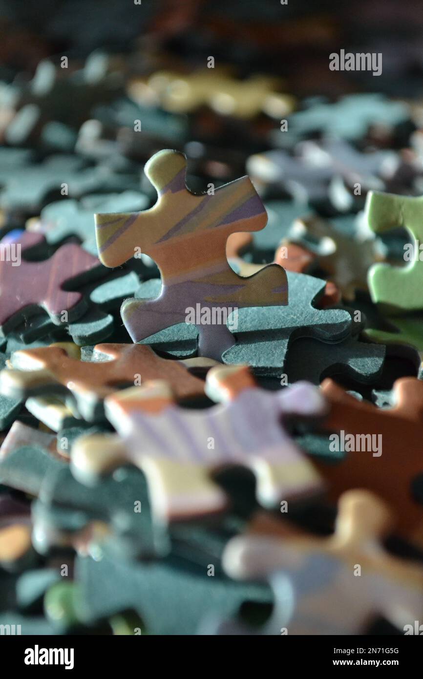 Puzzleteile auf Einem Stapel Alle zusammen – Puzzleteil, das aufrecht zu dir zeigt – Großbritannien Stockfoto