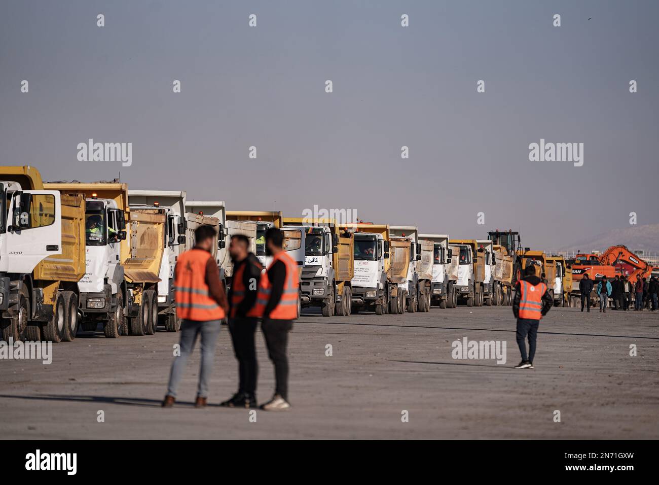 Dihok, Irak. 10. Februar 2023. Schwere Fahrzeuge und Maschinen passieren den Grenzübergang Ibrahim Khalil auf dem Weg in die Türkei und Syrien nach den verheerenden Erdbeben, die Teile beider Länder am Montag heimsuchten und Zehntausende töteten. Mehr als 160 Fahrzeuge sowie 50 Menschen, die sich mit einer Gruppe von Ingenieuren auf die Beseitigung von Schutt spezialisiert haben, und eine Reihe von medizinischem Personal werden von der Kavin Group Company in Zusammenarbeit mit der Barzani Charitay Foundation in die Türkei und Syrien entsandt. Kredit: Ismael Adnan/dpa/Alamy Live News Stockfoto