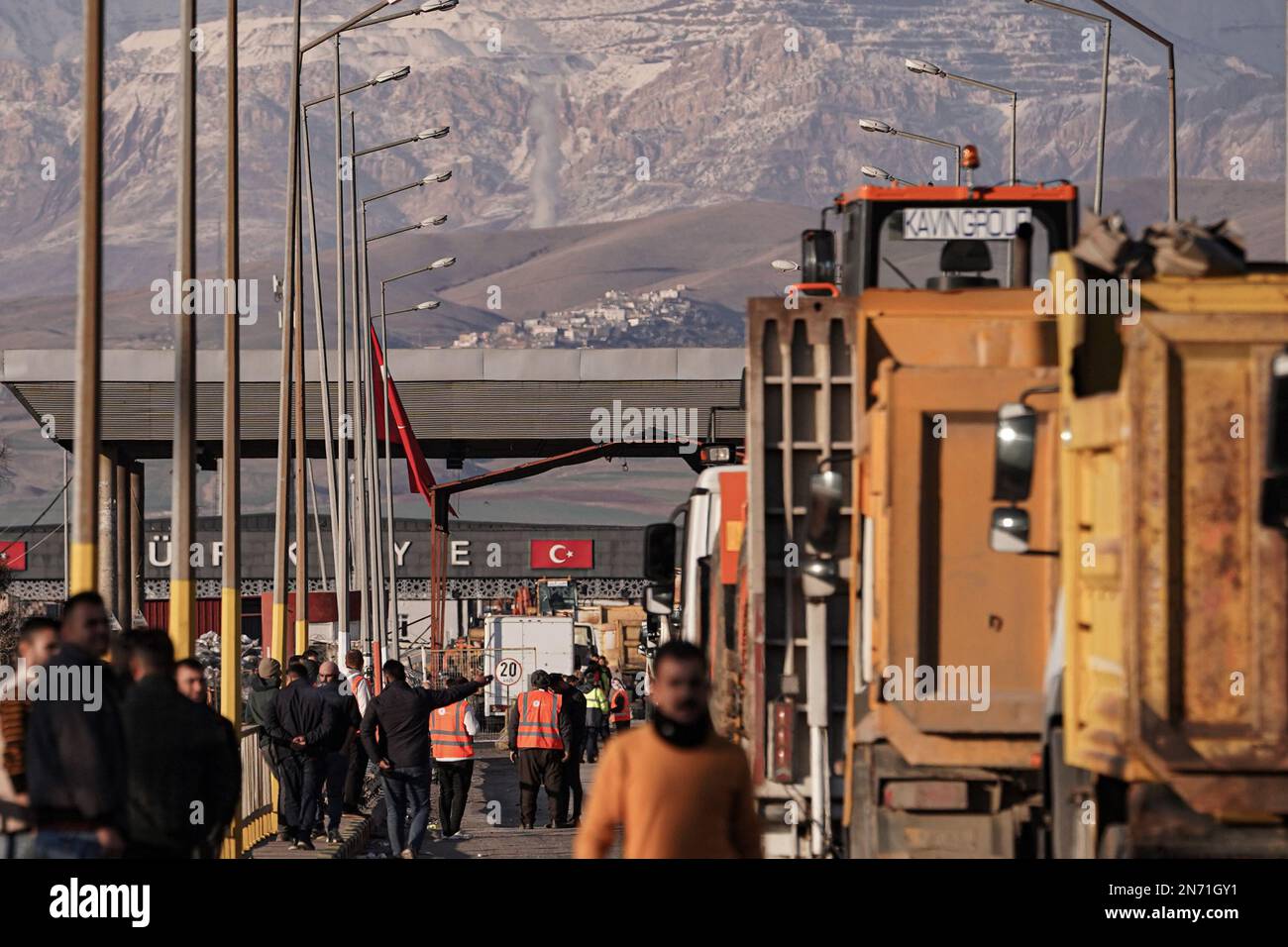 Dihok, Irak. 10. Februar 2023. Schwere Fahrzeuge und Maschinen passieren den Grenzübergang Ibrahim Khalil auf dem Weg in die Türkei und Syrien nach den verheerenden Erdbeben, die Teile beider Länder am Montag heimsuchten und Zehntausende töteten. Mehr als 160 Fahrzeuge sowie 50 Menschen, die sich mit einer Gruppe von Ingenieuren auf die Beseitigung von Schutt spezialisiert haben, und eine Reihe von medizinischem Personal werden von der Kavin Group Company in Zusammenarbeit mit der Barzani Charitay Foundation in die Türkei und Syrien entsandt. Kredit: Ismael Adnan/dpa/Alamy Live News Stockfoto