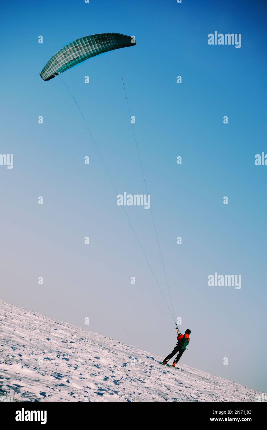 Kite-Skifahren auf dem Gipfel eines Berges. Stockfoto