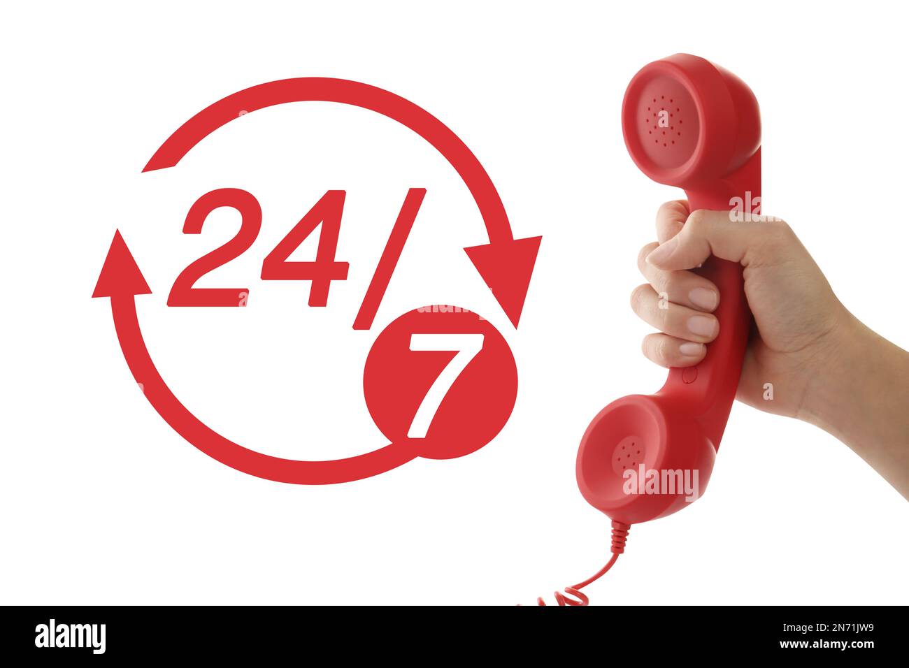 24/7 Hotline-Service. Eine Frau, die den Hörer auf weißem Hintergrund hält, Nahaufnahme Stockfoto
