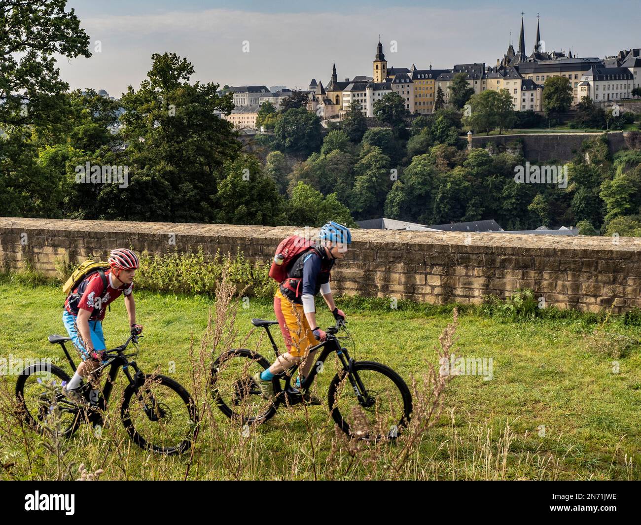 E-Mountainbiker auf dem Gelände von Fort Thüngen mit Blick auf die Altstadt von Luxemburg-Stadt Stockfoto