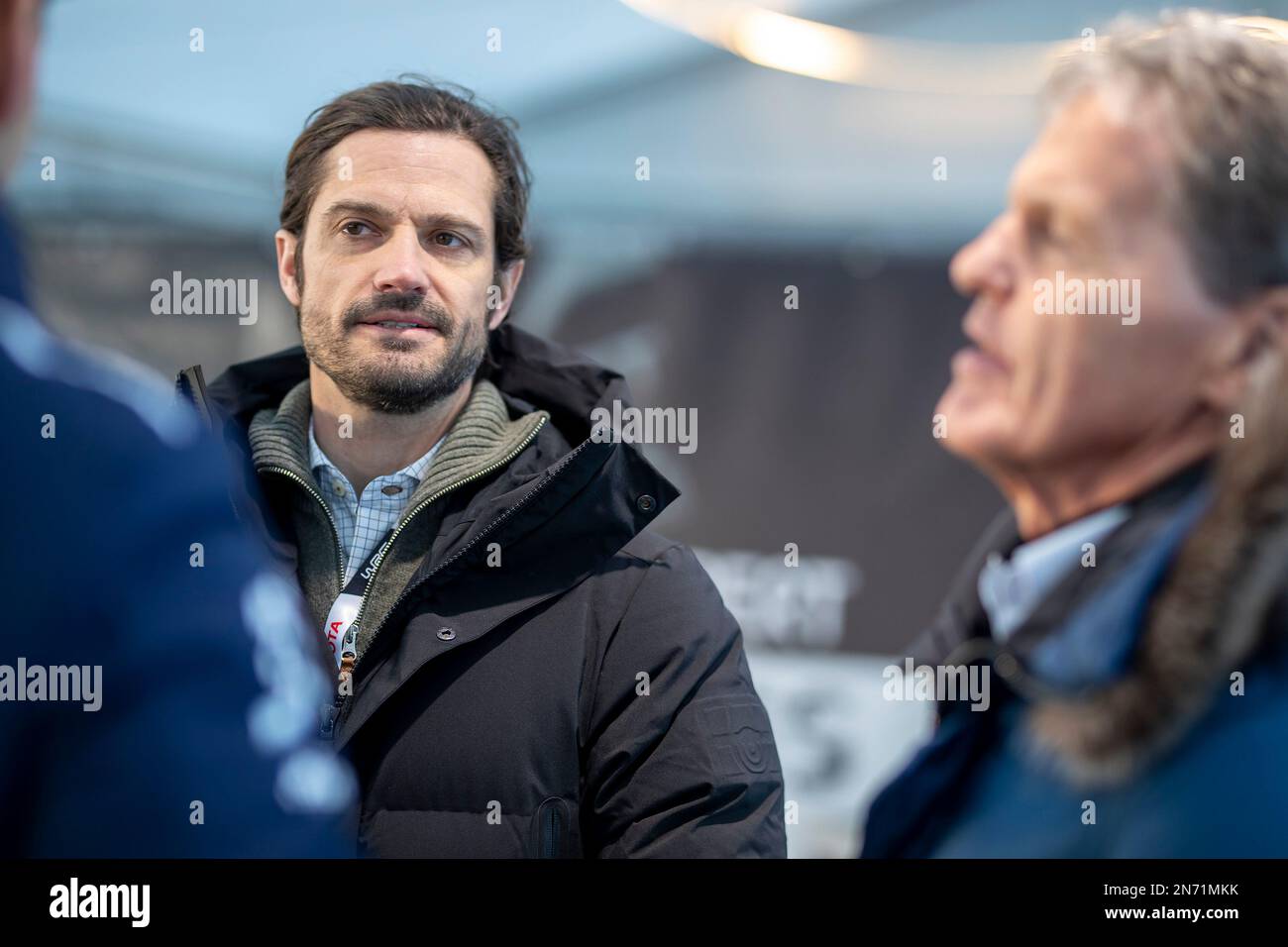 Prinz Carl Philip von Schweden (L) trifft sich mit Malcolm Wilson, Teamchef von Ford und Eigentümer von M-Sport, während eines Besuchs im Servicepark von WRC RAL Stockfoto
