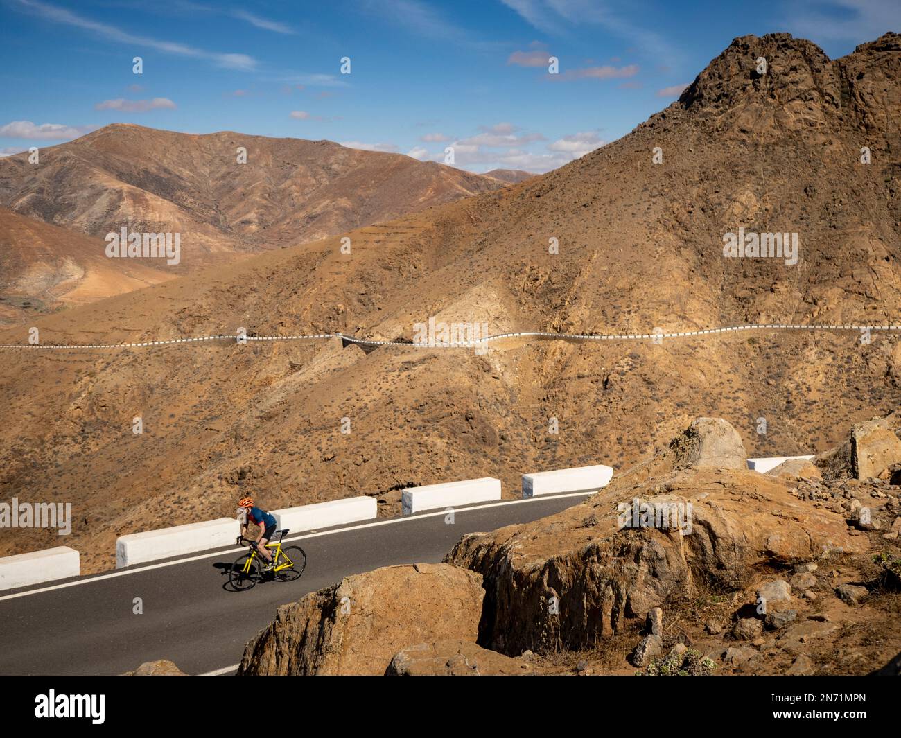 Radfahrer auf der schmalen Bergstraße am Aussichtspunkt Mirador Risco de las Päas. Blick auf Risco Blanco und Pico de la Muda. In der Nähe von Vega de Río Palmas, Kanarische Inseln, Spanien Stockfoto