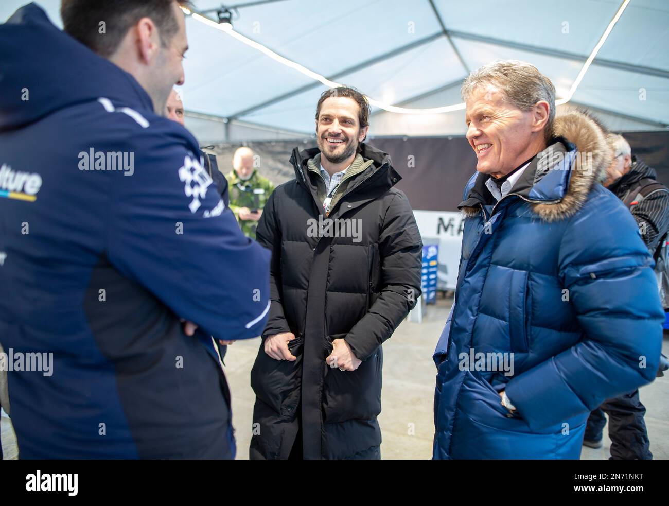 Prinz Carl Philip von Schweden trifft sich mit Malcolm Wilson (R), Teamchef von Ford und Eigentümer von M-Sport, während eines Besuchs im Servicepark von WRC Ra Stockfoto