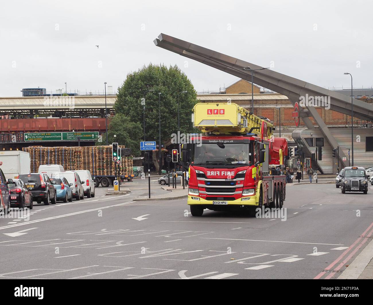 LONDON, Vereinigtes Königreich - CA. OKTOBER 2022: London Fire Brigade LKW Stockfoto