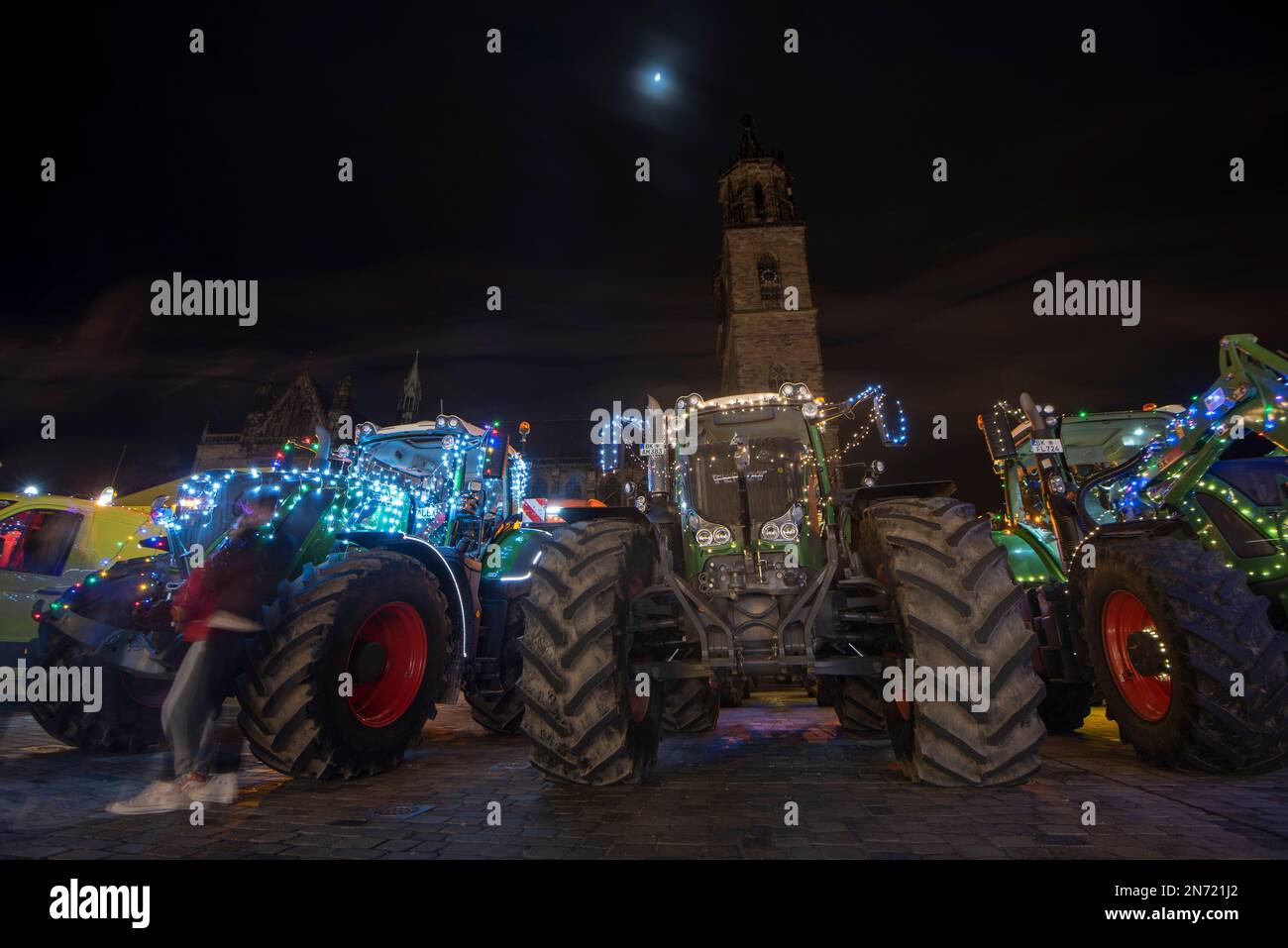 Beleuchtete Traktoren auf dem Domplatz, traditionelle leichte Fahrt der Bauern am Neujahrstag, Magdeburg, Sachsen-Anhalt, Deutschland Stockfoto