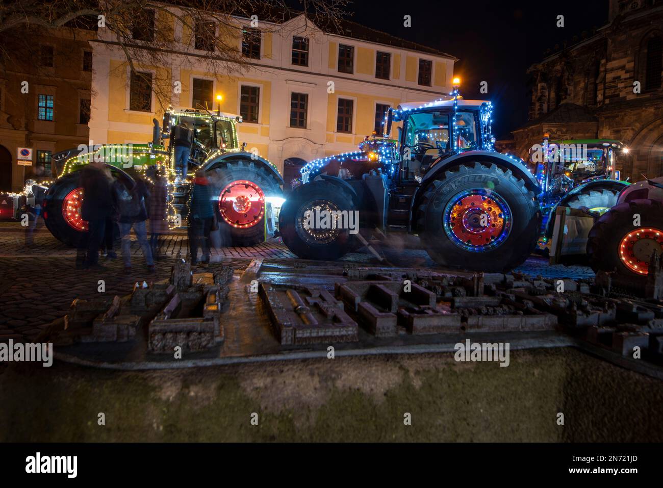 Beleuchtete Traktoren auf dem Domplatz, traditionelle leichte Fahrt der Bauern am Neujahrstag, Magdeburg, Sachsen-Anhalt, Deutschland Stockfoto