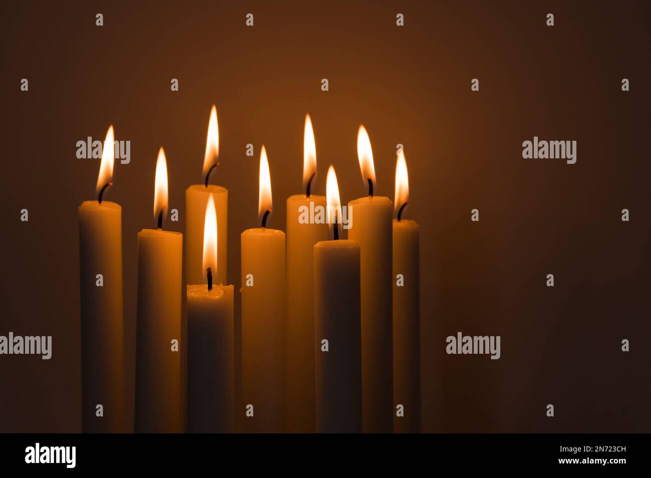 Brennende Kerzen, warmes Licht Stockfoto