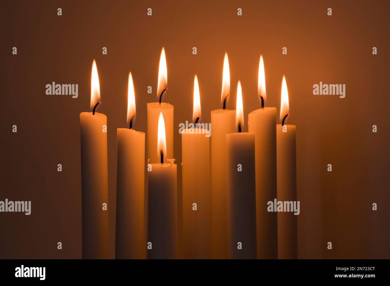 Brennende Kerzen, warmes Licht Stockfoto