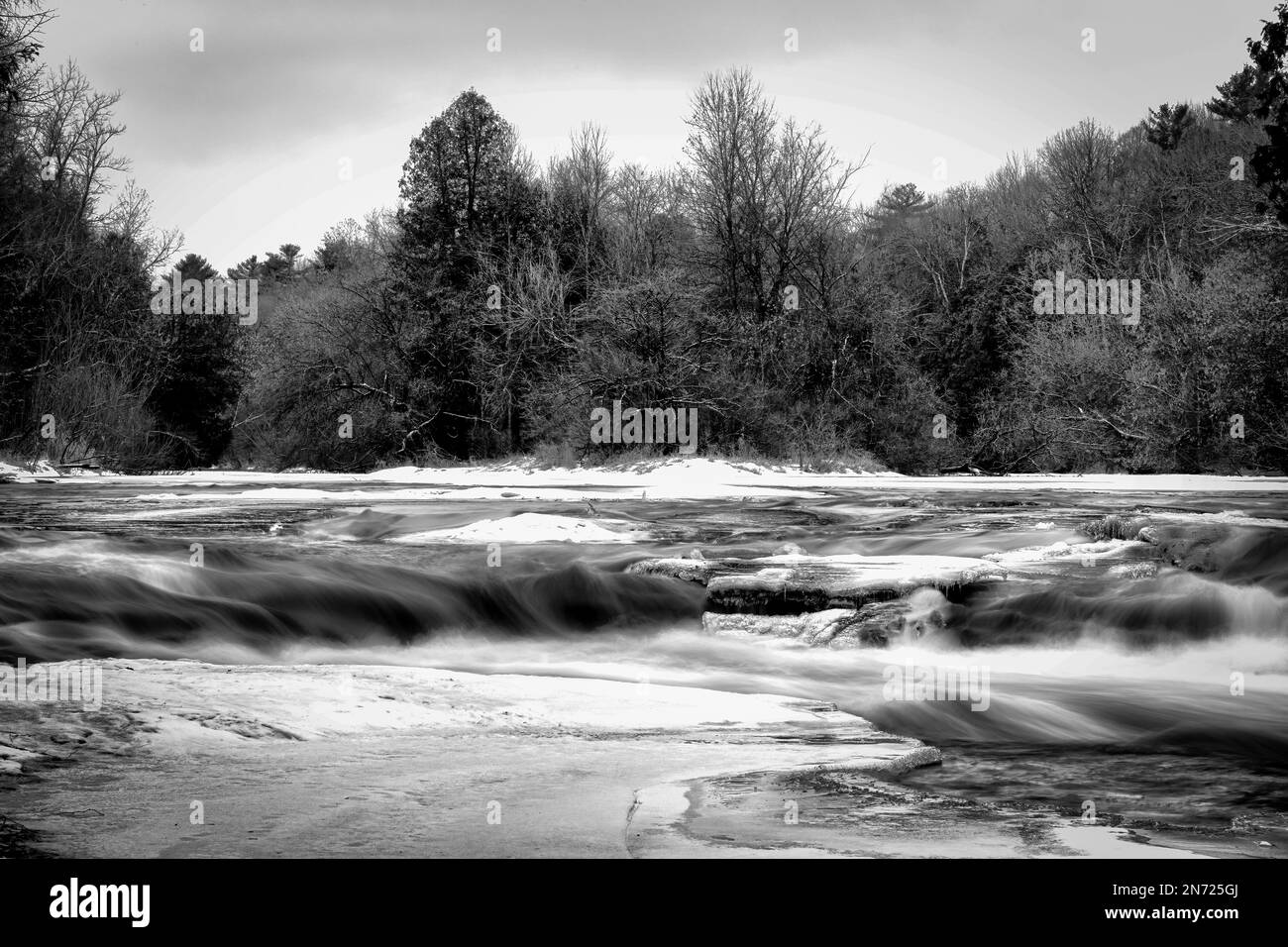 Der Winter beginnt an den Cato Falls in der Nähe von Manitowoc, Wisconsin. Stockfoto