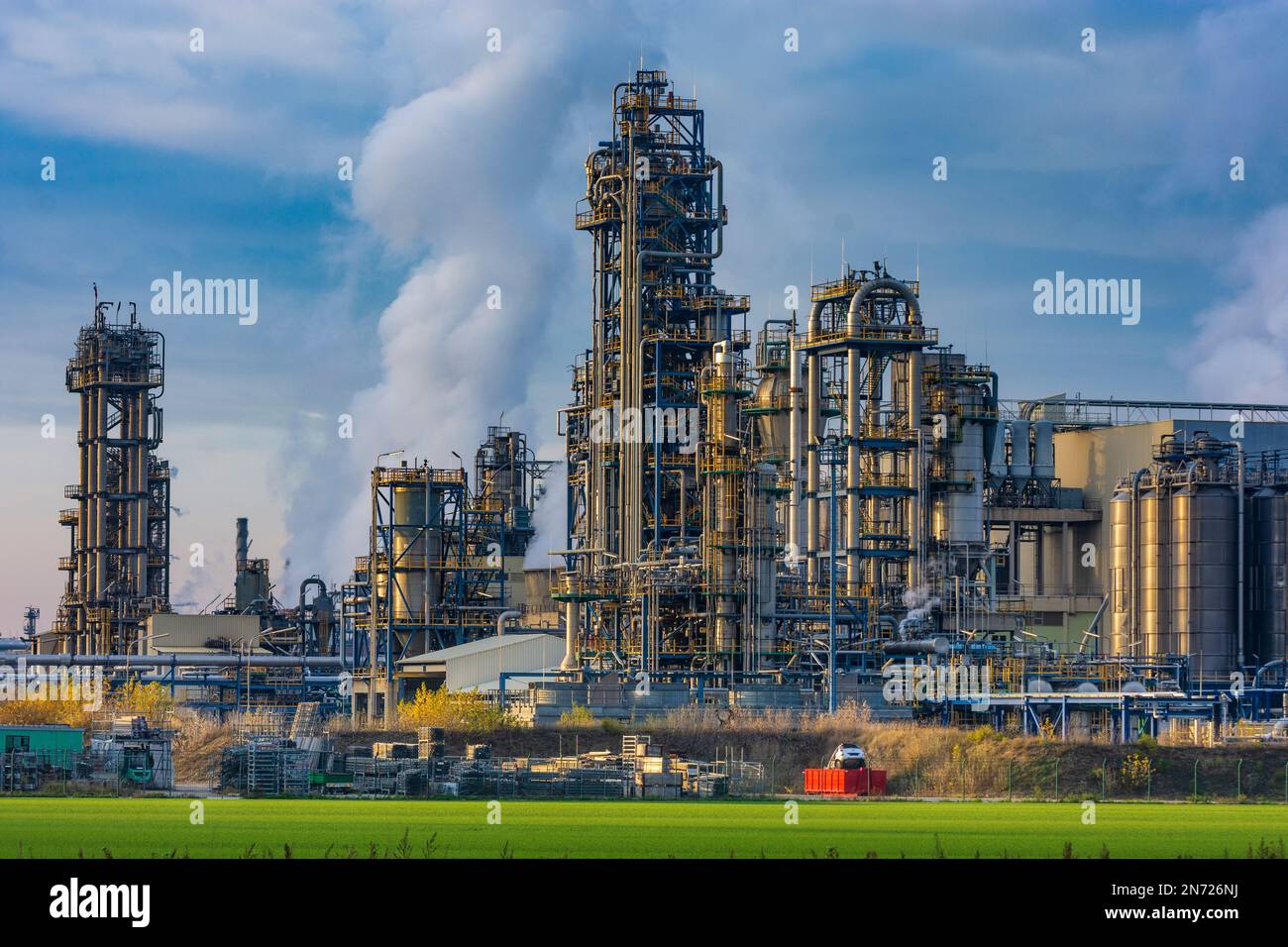 Schwechat, Borealis AG, Anlagen zur Herstellung von Polypropylen (PP) und Polyethylen (PE) als Rohstoffe für die kunststoffverarbeitende Industrie, Dampf, Sonnenuntergang, Nacht, Chemiefabrik in Donau, Niederösterreich, Österreich Stockfoto