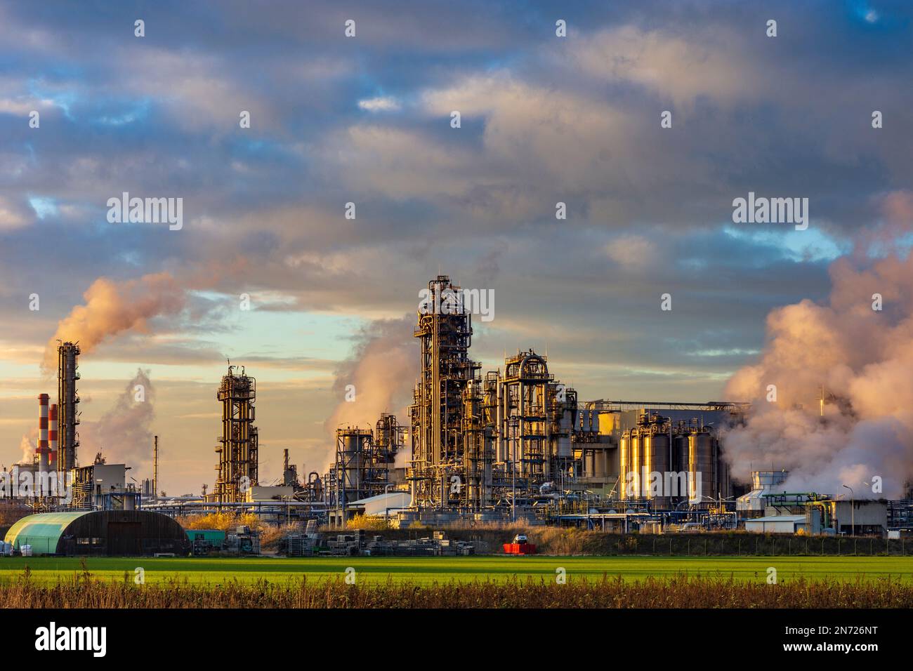 Schwechat, Borealis AG, Anlagen zur Herstellung von Polypropylen (PP) und Polyethylen (PE) als Rohstoffe für die kunststoffverarbeitende Industrie, Dampf, Sonnenuntergang, Nacht, Chemiefabrik in Donau, Niederösterreich, Österreich Stockfoto