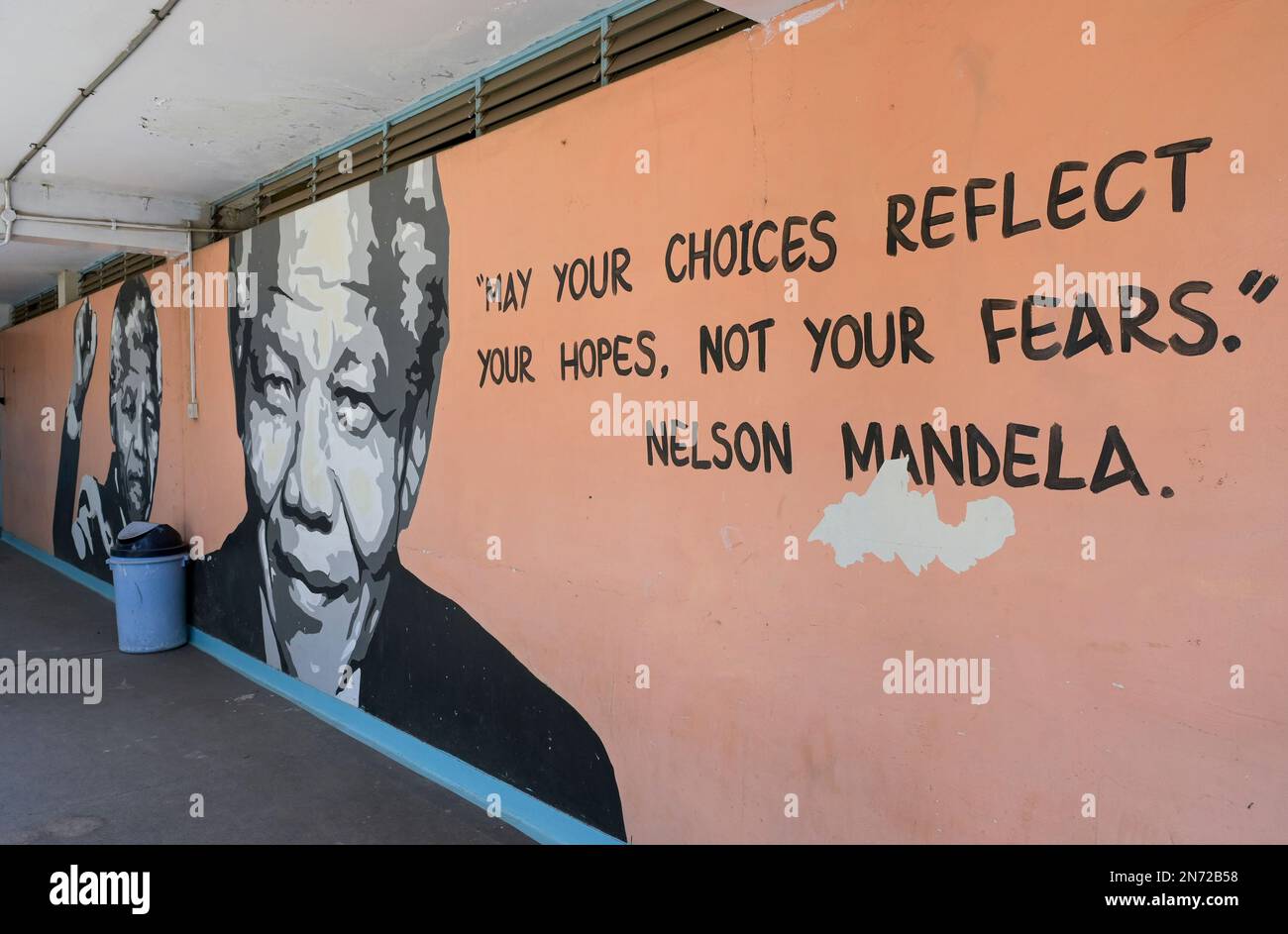 KENIA, Nairobi, Eastleigh, Gemeindezentrum, Nelson Mandela Zitat: Mögen Ihre Entscheidungen Ihre Hoffnungen widerspiegeln, nicht Ihre Ängste! Stockfoto