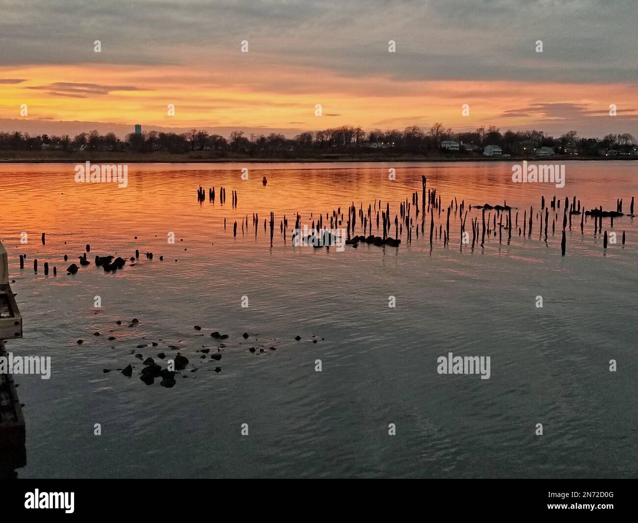 Farbenfroher, dramatischer Sonnenuntergang in Keyport Harbor, New Jersey, mit Sonnenuntergang hinter einigen stratus Clouds -24 Stockfoto