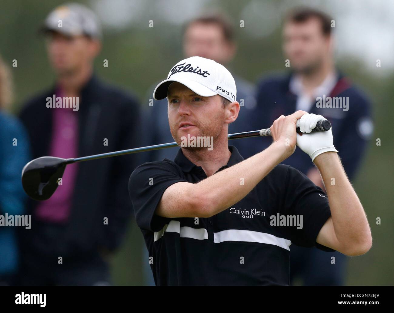 Northern Ireland's Michael Hoey watches his tee shot on the 18th hole during the final round at the Russian Open golf tournament at Tseleevo Golf and Polo Club outside in Moscow, Russia, Sunday, July 28, 2013. Hoey won the European Tour event for the third consecutive season. (AP Photo/Alexander Zemlianichenko) Stockfoto