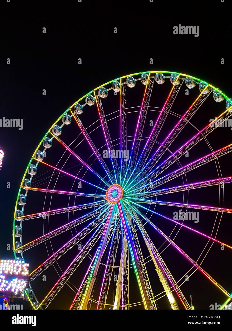 Farbenfrohes Rainbow Riesenrad bei Nacht während der Winter Wonderland Veranstaltung im Hyde Park in London, Großbritannien Stockfoto