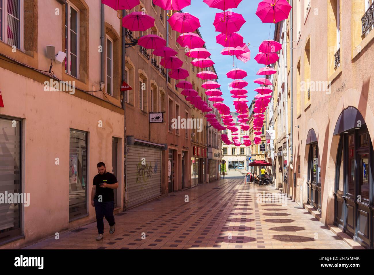 Thionville (Diedenhofen), Altstadtstraße mit Schirmdekoration in Lothringen, Moselle (Mosel), Frankreich Stockfoto