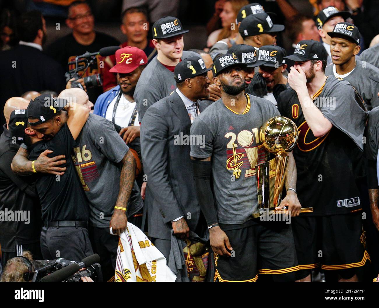 The Cleveland Cavaliers celebrate their win over the Golden State Warriors, 93 to 89, to win the NBA Finals at Oracle Arena on Sunday, June 19, 2016 in Oakland, Calif. (Michael Macor/San Francisco Chronicle via AP) Stockfoto