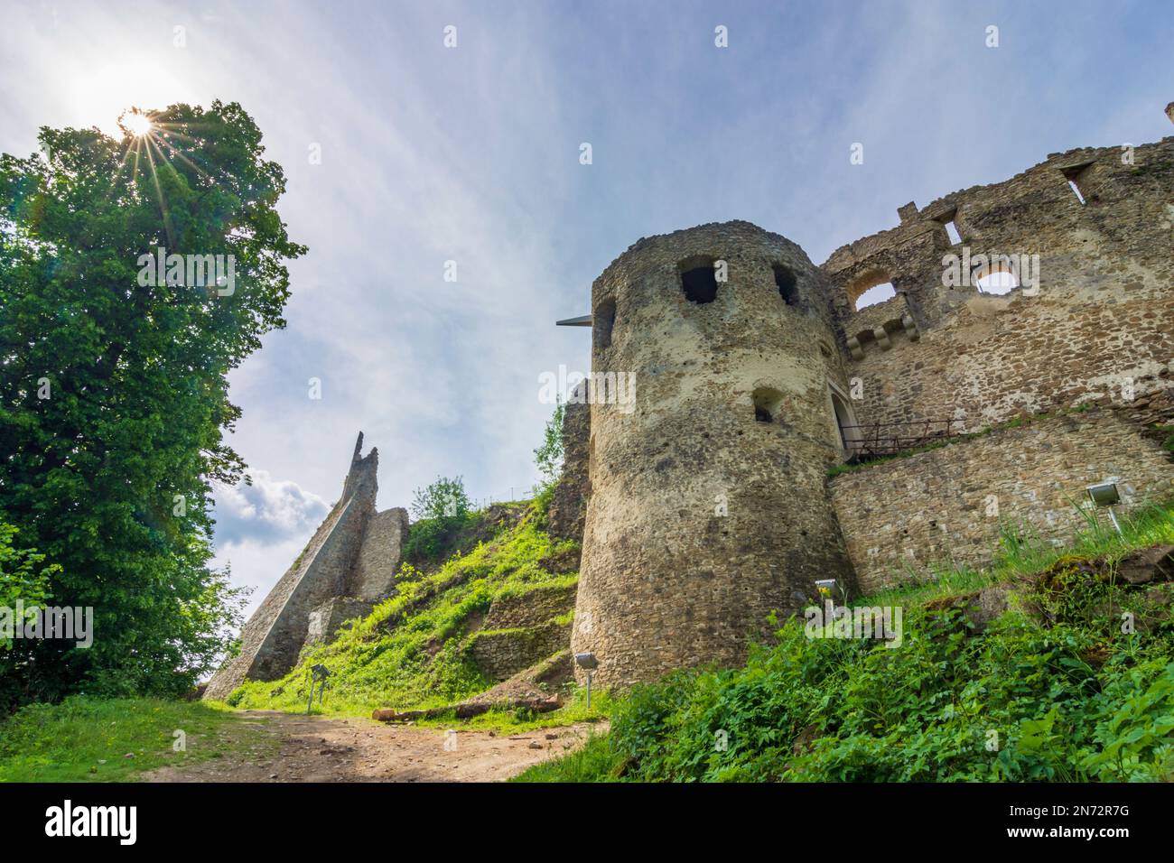 Povazska Bystrica (Waagbistritz), Burg Povazsky hrad (Waagburg) in der Slowakei Stockfoto