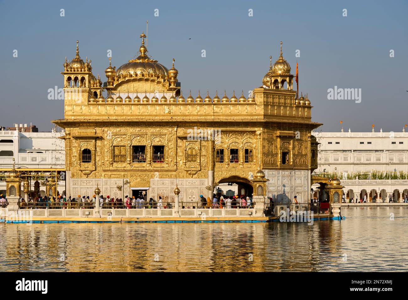 Pilger besuchen den Goldenen Tempelkomplex in Amritsar, Punjab Stockfoto
