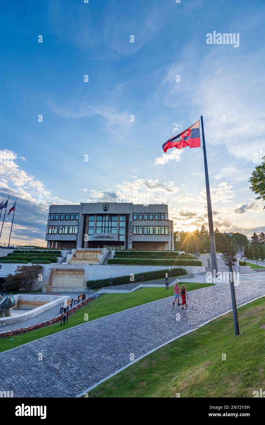 Bratislava (Pressburg), Gebäude des Nationalrates der Slowakischen Republik, slowakische Flagge in der Slowakei Stockfoto