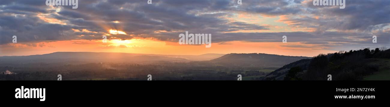 Panoramablick bei Sonnenuntergang vom Colley Hill zwischen Reigate und Dorking in Surrey, Großbritannien. Surrey Hills Gebiet von herausragender natürlicher Schönheit an den North Downs. Stockfoto