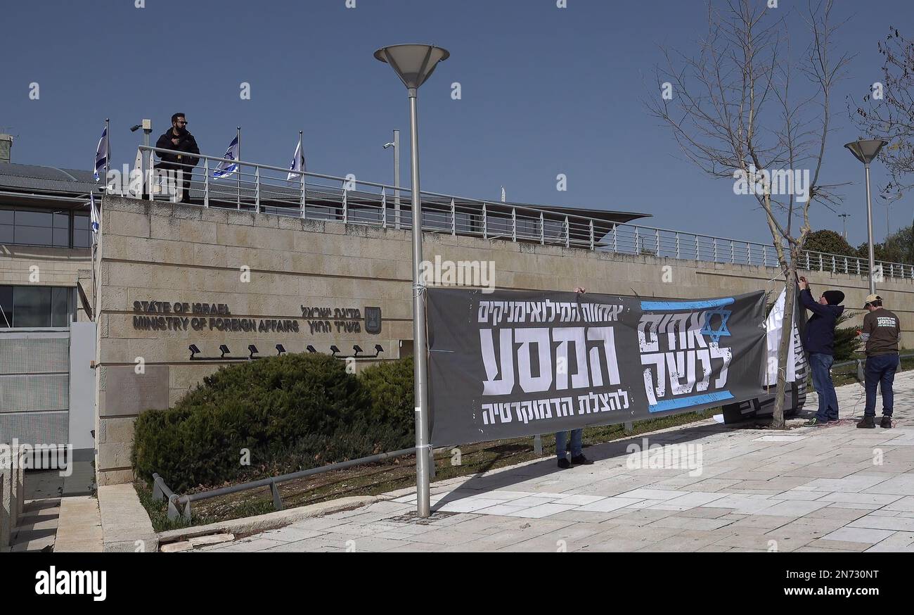 JERUSALEM, ISRAEL - FEBRUAR 10: Israelische Militärreservisten hängen am 10. Februar 2023 in Jerusalem, Israel, während einer Demonstration gegen den neuen Plan des israelischen Justizsystems außerhalb des israelischen Außenministeriums ein Banner. Hunderte israelischer Militärreservisten und Veteranen israelischer Spezialeinheiten und Kommandoeinheiten schlossen einen dreitägigen marsch von Latrun bis zum Obersten Gerichtshof in Jerusalem ab und protestierten gegen die von der rechtsextremen Regierung von Ministerpräsident Benjamin Netanjahu vorgeschlagenen Justizreformen. Kredit: Eddie Gerald/Alamy Live News Stockfoto