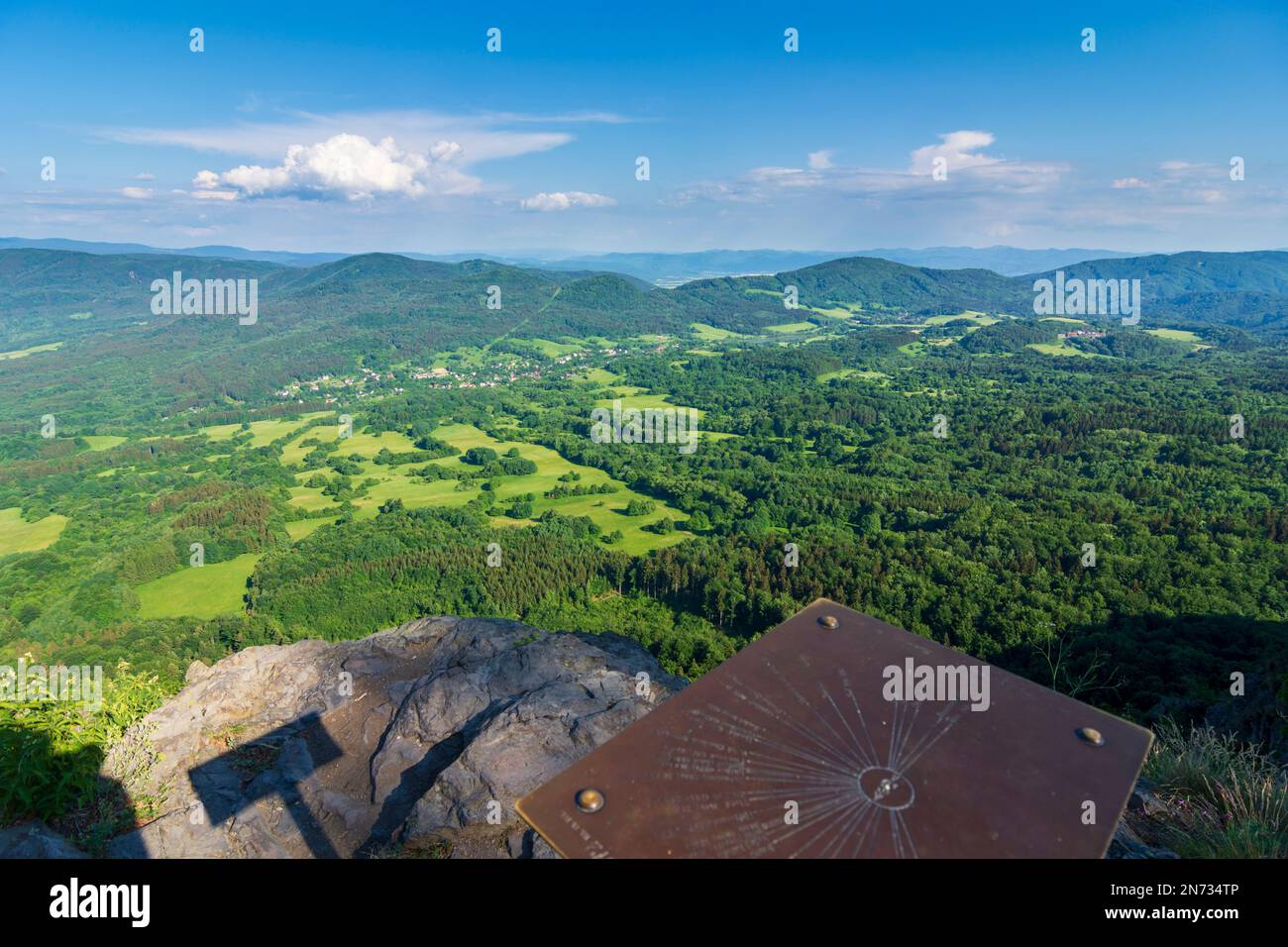 Vtacnik Mountains (Vogelgebirge), Gipfel Ve?ky Gric (Donnerstein, Groß Kritz), Blick auf das Handlova-Tal (Hornonitrianska kotlina, Oberneutraer Kessel) in der Slowakei Stockfoto