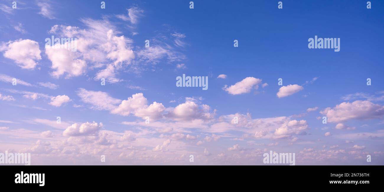 Schöner blauer Himmel mit weißen Wolken, Panorama Stockfoto