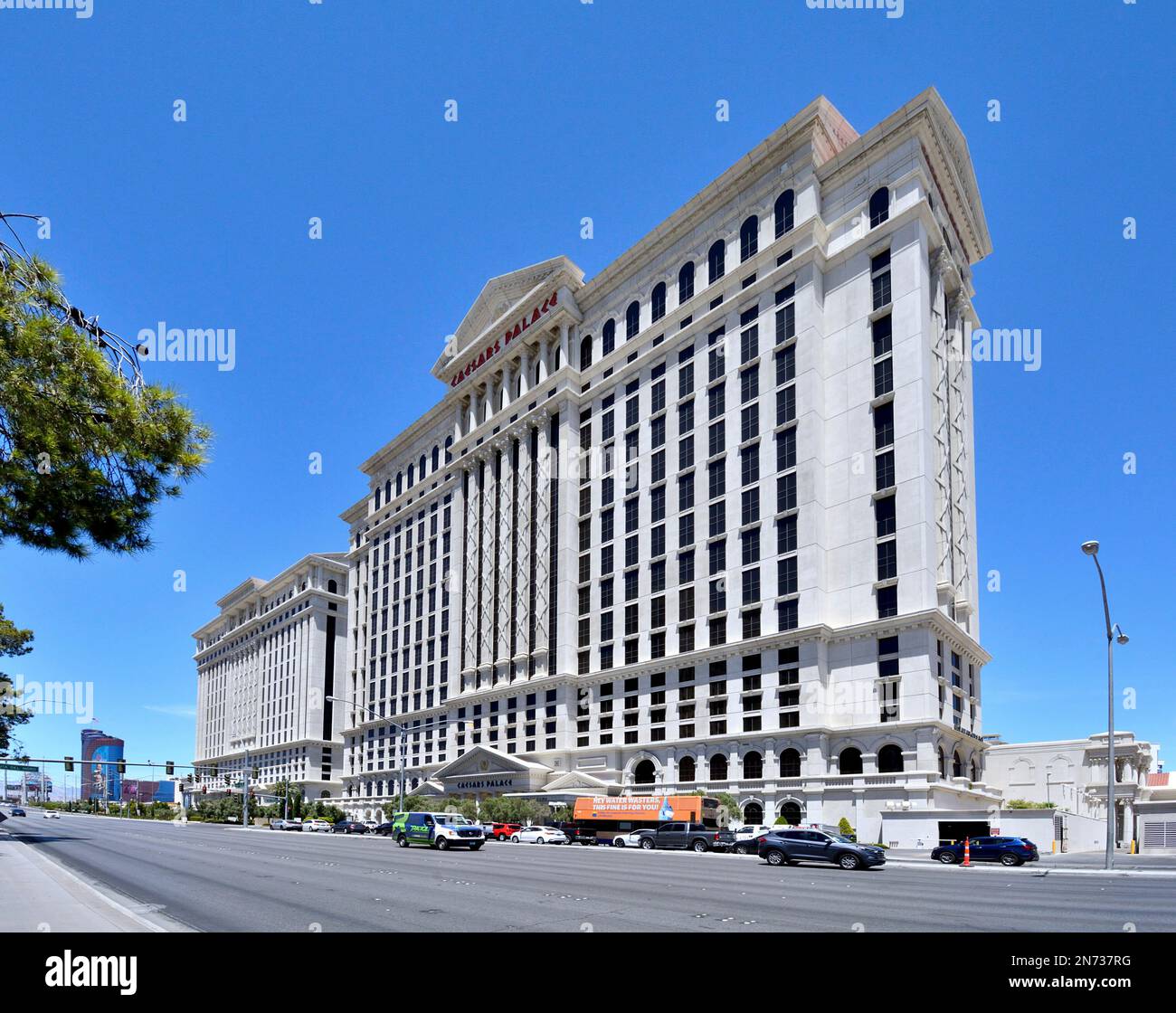 Las Vegas, Caesars Palace Casino Hotel am Las Vegas Strip/Boulevard. Brutale Architektur im amerikanischen Spielerparadies, basierend auf antiken römischen Tempeln. Lineare Visualisierung in multiperspektivischem Panorama Stockfoto